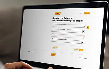 Online-Formular zur Eingabe persönlicher Daten auf einem Laptop.
