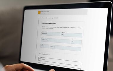 Online-Formular zur Eingabe persönlicher Daten auf einem Laptop.