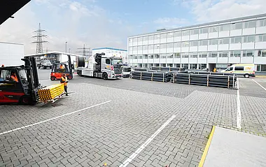 e-netz-Mitarbeiter mit Gabelstapler belädt LKW auf dem Betriebsgelände der e-netz Südhessen