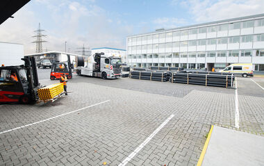 e-netz-Mitarbeiter mit Gabelstapler belädt LKW auf dem Betriebsgelände der e-netz Südhessen