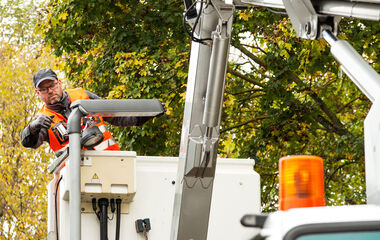e-netz-Mitarbeiter reparieren mit Hilfe einer Hubarbeitsbühne eine defekte Straßenleuchte