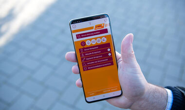 Smartphone zeigt Übersichtseite der Sparte Strom in der App e-netz Report 