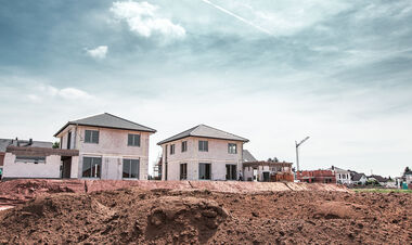 Baugebiet der e-netz Südhessen mit Blick auf zwei Häuser im Rohbau
